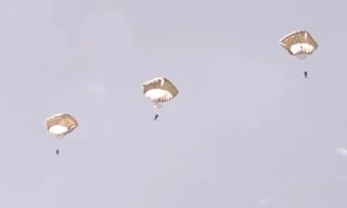 Dù bay ngợp trời trong cuộc tái hiện đổ bộ đường không xuống Normandy