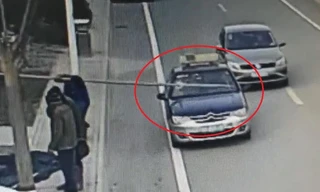 Nam công nhân vác ống thép bất cẩn đâm thủng kính xe taxi