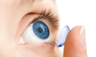 Tại sao bạn không nên đeo kính áp tròng trong khi ngủ?