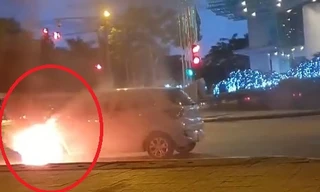  Ô tô bốc cháy ngùn ngụt giữa phố Hà Nội