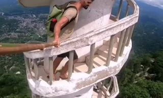 Rùng mình với cầu thang xoắn ốc không dành cho người sợ độ cao