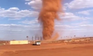 Lốc bụi màu nâu đỏ xuất hiện gần mỏ khai thác quặng