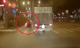 Nam thanh niên suýt mất mạng dưới bánh xe tải vì vượt đèn đỏ