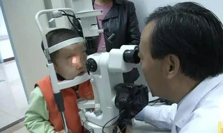 Bé trai 3 tuổi bị mù 10 ngày vì cảm lạnh