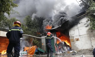 1.000 mét vuông kho xưởng ở Hà Nội bị thiêu rụi