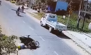 Xe chở xi măng lật giữa ngã ba, rơi bồn ra ngoài