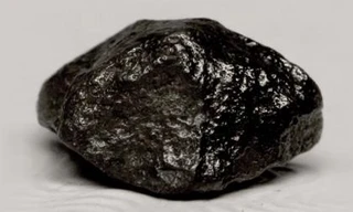 Viên kim cương đen lớn nhất thế giới nặng 3.167 carat