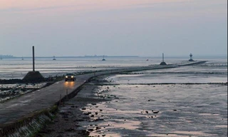 Con đường thường xuyên biến mất, đi chậm sẽ bị nước biển nhấn chìm