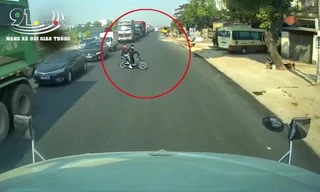 Sang đường ngay trước đầu container và cái kết