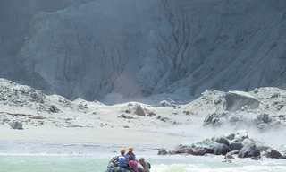 Kinh hoàng núi lửa New Zeland bất ngờ phun trào, 5 người thiệt mạng