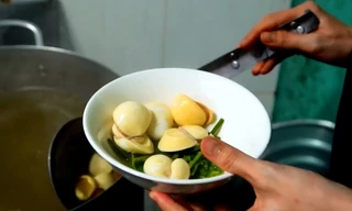 Quán hủ tiếu trứng cuộn có 300 khách mỗi ngày