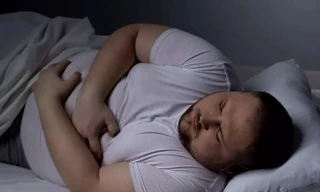 Để bụng đói khi đi ngủ, nên hay không?