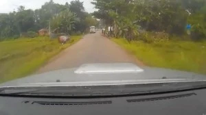 Tài xế chạy tốc độ cao vào cua gấp, ô tô lộn nhào lao xuống ruộng