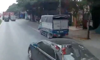 Ôtô con chèn đầu xe công-ten-nơ để vượt - Đừng lấy tai nạn làm kinh nghiệm 