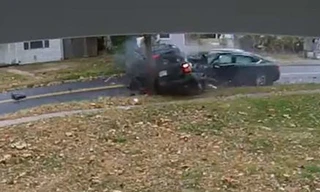 Kinh hoàng khoảnh khắc 2 ô tô đấu đầu khiến cột đèn gãy đổ