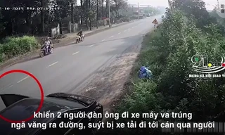 Tài xế mở cửa xe bất cẩn, 2 người đi xe máy suýt bị xe tải cán qua người
