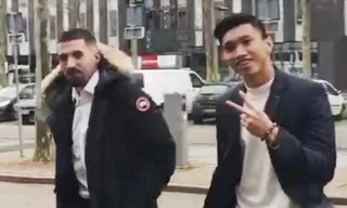 Văn Hậu mặc vest, sải bước tự tin trên đường phố Hà Lan