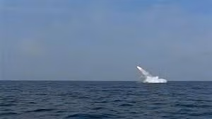 Iran khoe sản xuất hàng loạt tên lửa hành trình phóng từ tàu ngầm