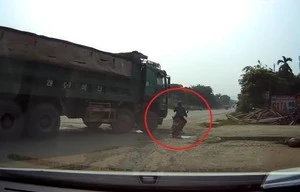  Đi vào điểm mù của xe tải, xe máy bị cán trúng
