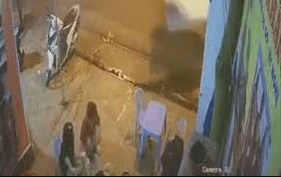 Cả gia đình bị thùng xe bán tải văng trúng khi đang ngồi ăn cơm