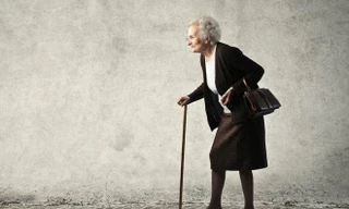 Tại sao con người thường bị gù lưng khi già đi?