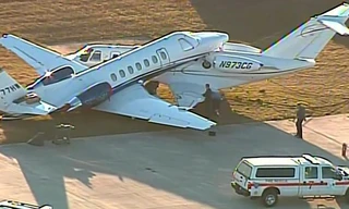 Hai máy bay tông vào nhau trên đường băng