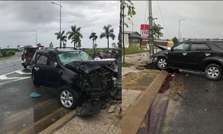 Ô tô 7 chỗ bất ngờ mất lái, lao thẳng cột đèn khiến nhiều người hoảng loạn