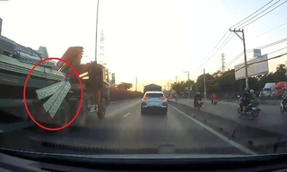 Không chằng buộc chắc chắn, miếng thép rơi từ xe đầu kéo suýt gây đại họa