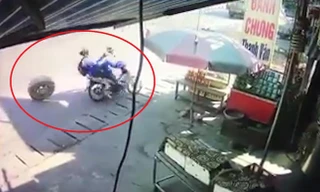 Kinh hoàng lốp dự phòng xe tải văng vào 2 học sinh đi xe máy