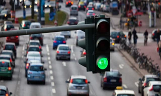 Lý do màu xanh ở đèn giao thông báo hiệu đi, màu đỏ là dừng lại