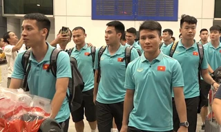 Tuyển Việt Nam về đến TP.HCM trong sự chào đón của các CĐV