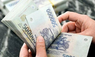 Có thể chuyển lương chồng vào tài khoản của vợ