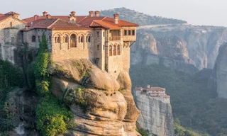 Quần thể tu viện lơ lửng trên những khối đá lớn