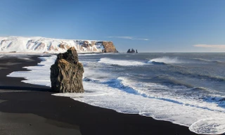 Bãi biển cát đen hình thành từ dung nham núi lửa
