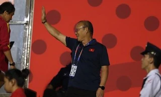 HLV Park Hang Seo ăn mừng khi tuyển nữ Việt Nam đánh đầu tung lưới Thái Lan