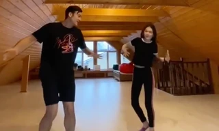 Văn Lâm trổ tài nhảy múa cùng em gái ở Nga