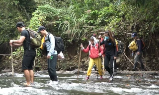 Băng rừng lội suối khám phá 'tuyệt tình cốc'