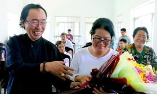 Người bị oan 18 năm chia sẻ niềm vui với vợ sau khi được xin lỗi