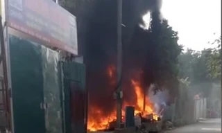 Cháy lớn dữ dội, thiêu rụi xưởng nhựa tại Hà Nội