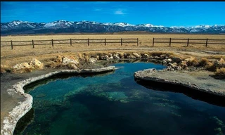 Hồ nước nóng tự nhiên bí ẩn giữa trang trại hoang vu