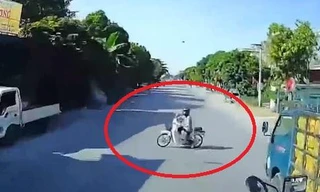 Sang đường bất cẩn, cụ ông đi xe máy bị container tông trúng