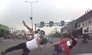 Cặp đôi vượt đèn đỏ bị ô tô đâm bay lên không trung