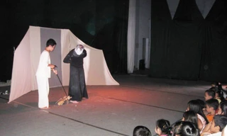 Sân khấu thu hẹp, diễn viên khán giả quần tụ gần gũi, ấm áp