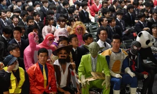 Lễ tốt nghiệp ngỡ cosplay fest: Sinh viên Nhật Bản "chơi lớn" đến phút cuối