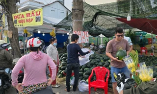 Ngày tất niên: Nhiều tiểu thương mắc kẹt với hàng Tết, nếu có thể hãy ghé ủng hộ