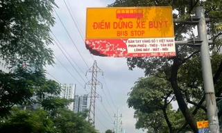 Lãnh đạo Sở GTVT Hà Nội nói gì về hiện tượng kẹp quảng cáo vào biển báo giao thông?