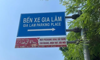 Nhức mắt với tình trạng kẹp quảng cáo vào biển báo giao thông giữa Thủ đô 