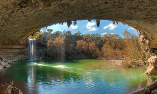 Hồ nước đẹp lung linh dưới mỏm đá