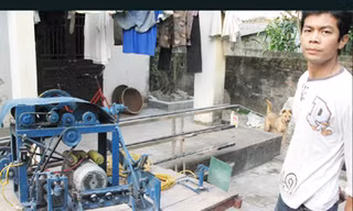 Ngọc và máy uốn cắt sắt thép. Ảnh: Trọng Phú