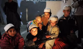 Giải thoát 45 học sinh Pakistan bị xiềng xích dưới tầng hầm